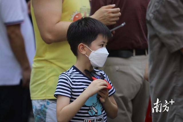 早上九点半，登峰街登峰宾馆门前检测点已搭建完毕，周边居民陆续前来排队做核酸检测，队伍中有社区工作人员逐一教居民如何提前扫码完成登记。南方日报记者 梁钜聪 摄