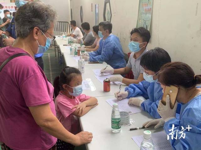 越秀区流花街在桂花岗社区检测点，实行先在社区居委登记，后拿号检测的方式，有效疏导人流有序检测。“居民先拿了号，再按照要求操作，会场也比较有序。”流花街道党工委副书记谭永强介绍，该检测点在凌晨两点布置完成，今早立马通过各种手段通知常住居民前