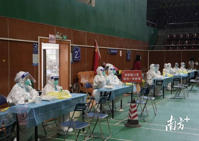 海珠区凤阳街5月30日下午2时15分，海珠区凤阳街位于燕子岗海珠体育馆核酸检测点，街道、医务人员为接下来核酸检测做最后的准备工作。【南方日报 南方+记者】张冠军