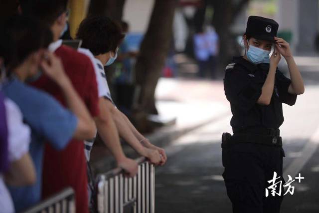 早上九点半，登峰街登峰宾馆门前检测点已搭建完毕，周边居民陆续前来排队做核酸检测，队伍中有社区工作人员逐一教居民如何提前扫码完成登记。南方日报记者 梁钜聪 摄
