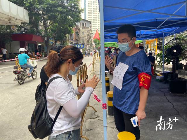 【越秀区人民街】在越秀区人民街太平通津社区的核酸检测点，设置了四大区域分流，分别为询问区、登记区、信息采集区和检测区。“检测中我们也在不断调整，优化方案，比如现在我们在入口时就会先询问是否辖内居民 ，请他们出示穗康码。每一个流程都有
