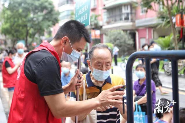 早上十点，越秀区洪桥街三眼井社区开始陆续开展核酸检测工作。在现场，洪桥街志愿服务队员们为长者和幼童设置了排队专座，检测以75岁以上高龄长者、孕妇、残障人士优先，并协助不会用智能手机的长者优先填表登记，场面秩序井然。  南方日报记者 梁钜聪 