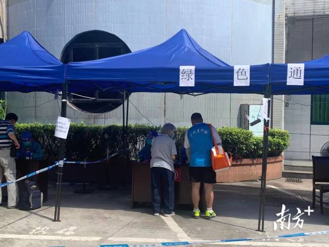海珠区海幢街道办事处检测点&nbsp;16:10&nbsp;为合理疏导人流，海幢街道办事处检测点采用先预约拿号后检测的方式。“居民在社区居委登记拿预约号，提前15分才可进入检测点，平均每15分钟约有200-250个预约号，防止人群聚集。”海幢街道办事处
