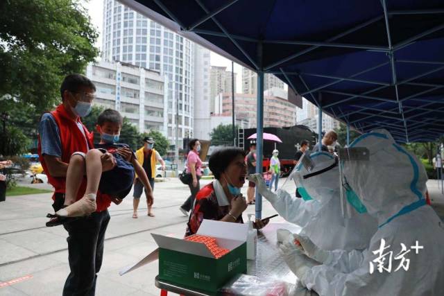 越秀区白云街今天上午，广州气温偏高。东堤幼儿园的李姓小朋友因为从床上跳起来骨折，奶奶先带着他来排队登记。现场志愿者看到后，马上抱着小朋友排队，填写资料。“感谢，感谢。”奶奶虽然普通话不好，竖起大拇指不停点赞。爸爸随后赶到，对志愿者表示感谢