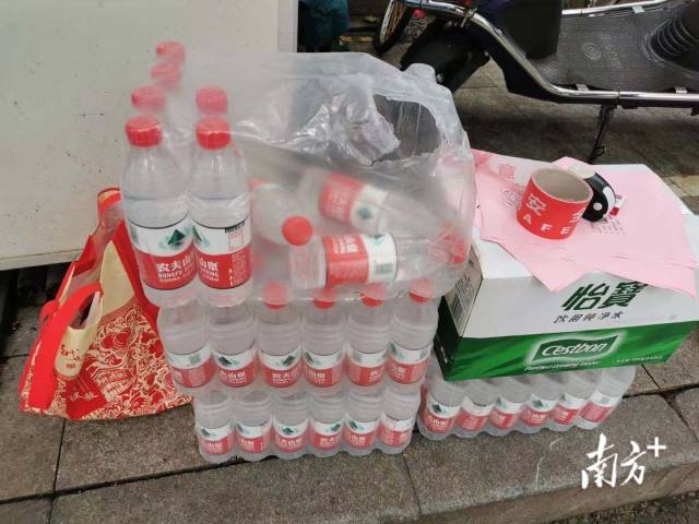 【越秀区华乐街】5月30上午，华乐街天胜社区大规模核酸检测点前排起了“长龙”，许多老人家一早就在检测点前等候。因天气炎热，居委会工作人员怕老人家们中暑，自掏腰包，为老人家送上矿泉水解暑。随后，热心居民也为排队等候的老人、维持秩序的社区工作人