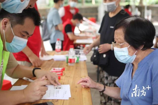 早上十点，越秀区洪桥街三眼井社区开始陆续开展核酸检测工作。在现场，洪桥街志愿服务队员们为长者和幼童设置了排队专座，检测以75岁以上高龄长者、孕妇、残障人士优先，并协助不会用智能手机的长者优先填表登记，场面秩序井然。  南方日报记者 梁钜聪 