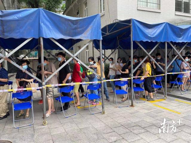 【越秀区农林街】记者在现场看到，居民沿着排队通道排队，进入检测区域要先扫描健康码，然后进去蓝色遮阳篷的区域再次扫码登记检测信息。在蓝色遮阳篷里面摆放了椅子，供有需要的居民休息。为应对近期的暴雨天气，正式检测区域在省老干架空层下面，居民和医护