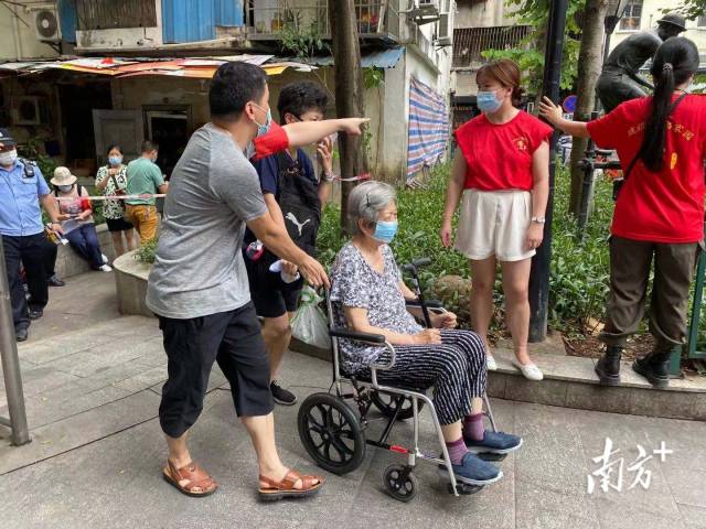 【越秀区建设街】在榕树头广场检测点，工作人员开设了针对70岁以上老人家、腿脚不便的居民的绿色通道。现场志愿者帮助老人家填好信息之后，带到特定的5、6号服务台进行进一步的登记，随后即可进行核酸检测。【南方日报、南方+记者】马艺天