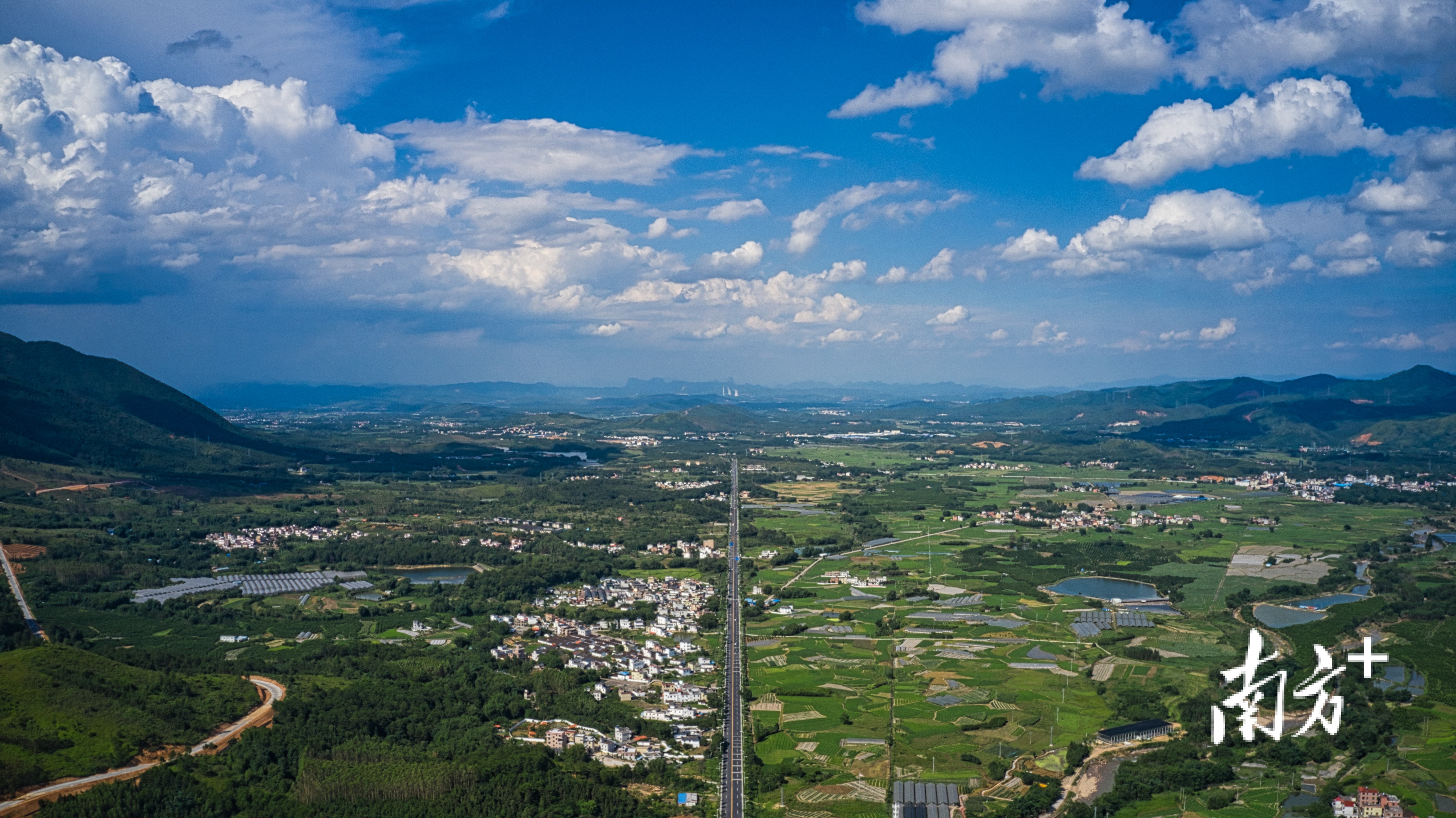 风景如画的乳桂经济走廊(钟华摄)