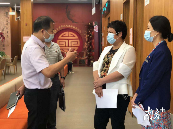 东莞市民政局局长黎雪琴（右二）听取工作汇报。