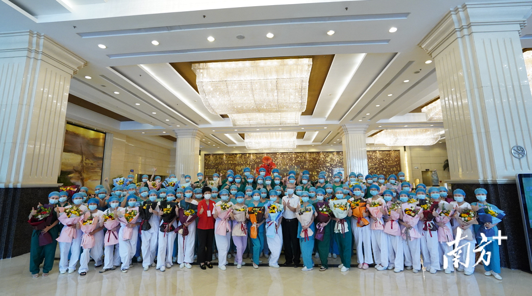 送别支援医护。南方日报记者 戴嘉信 摄 送别支援医护。南方日报记者 戴嘉信 摄