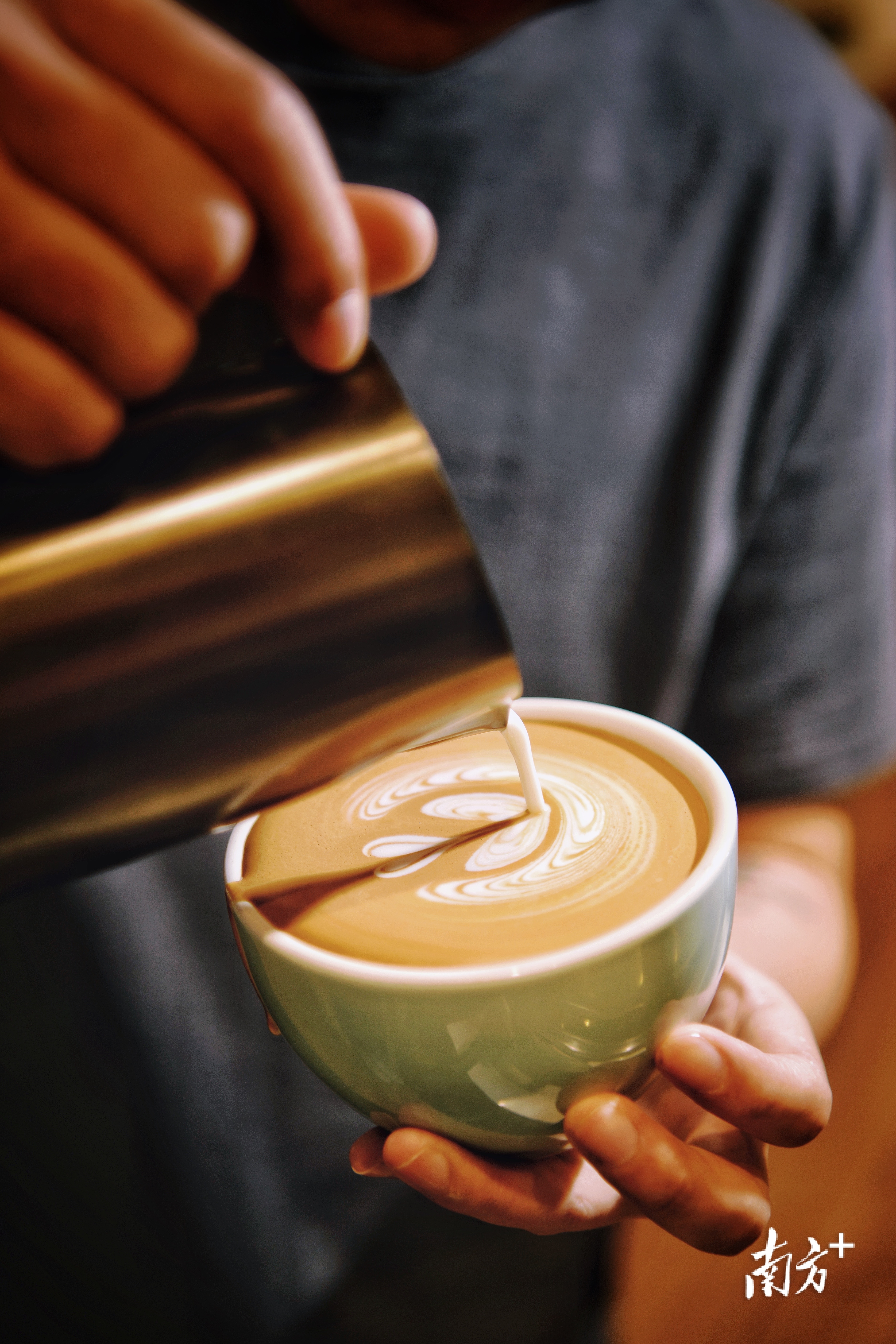 咖啡师展示拉花工艺.