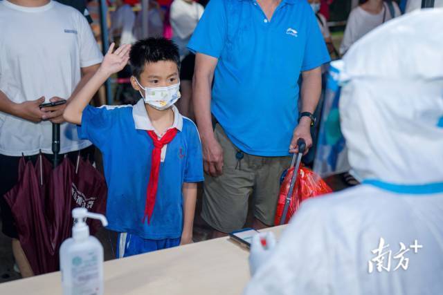 5æ31æ¥åæï¼å¤©æ²³åºæ²ä¸è¡éäºå·æè£å°éæ&nbsp;¸é¸æ£æµç¹ï¼æ´é¨è¿åï¼ä¸å°å¸æ°ä¾ç¶æèµ·é¿éç­å¾æ£æµæ&nbsp;¸é¸ï¼ä¸ä½å°å­¦çéå®æ&nbsp;·ååå»å¡äººåæ¬ç¤¼è¡¨ç¤ºæè°¢ãå¾æ æ