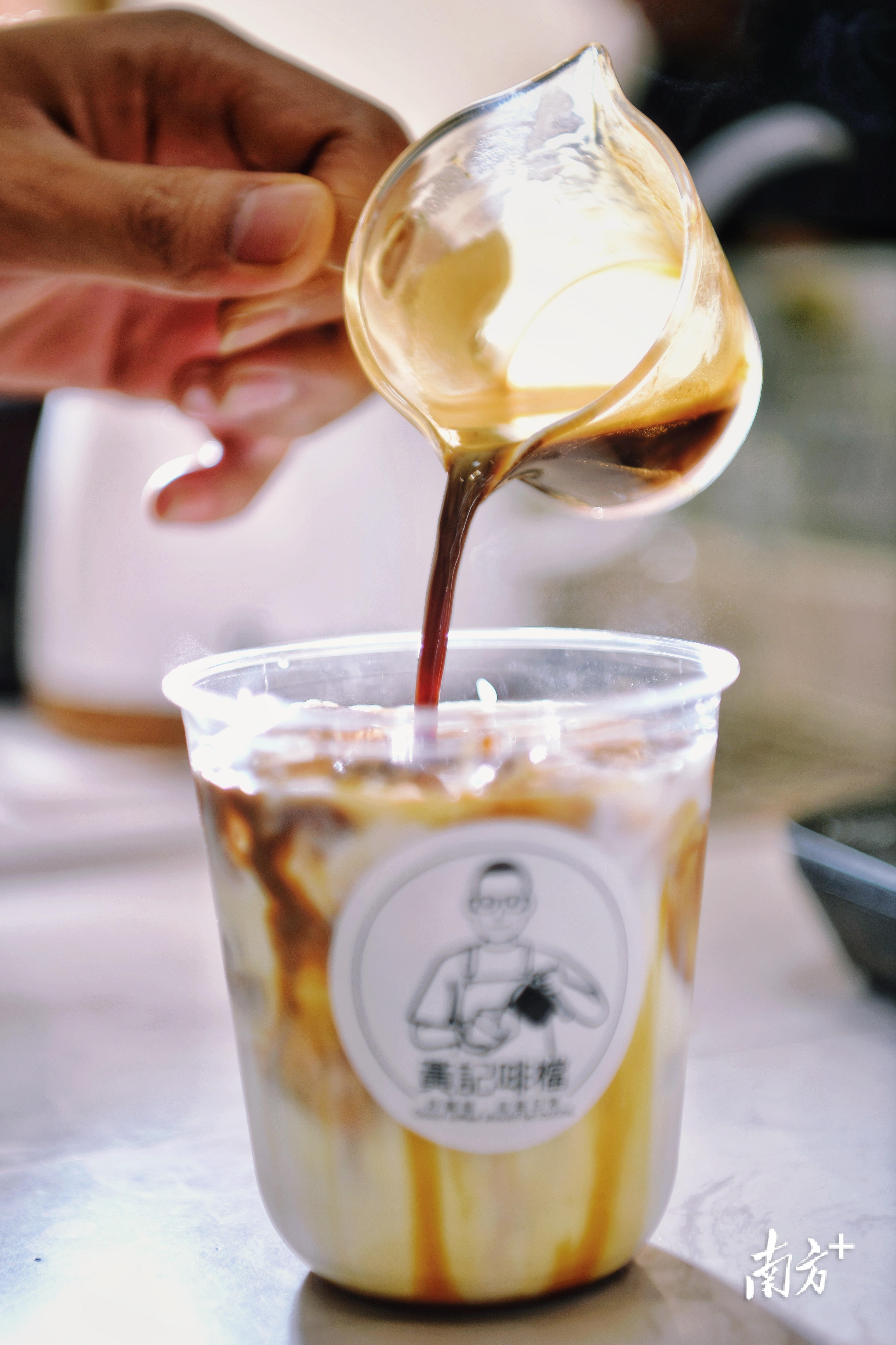 咖啡师调制拿铁咖啡.