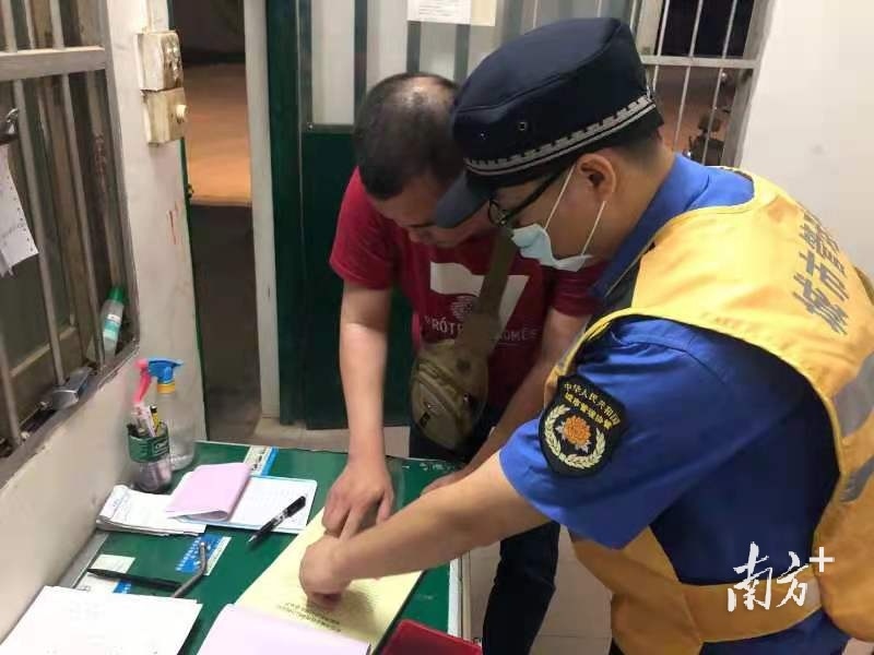 黄锦辉给暂扣泥头车做登记。受访者提供