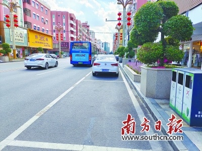 下午4时许，黄江大道上仍有空余的停车位。黄政正 摄