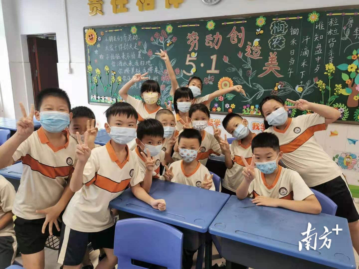 环湖小学学生戴好口罩返校。学校供图 环湖小学学生戴好口罩返校。学校供图