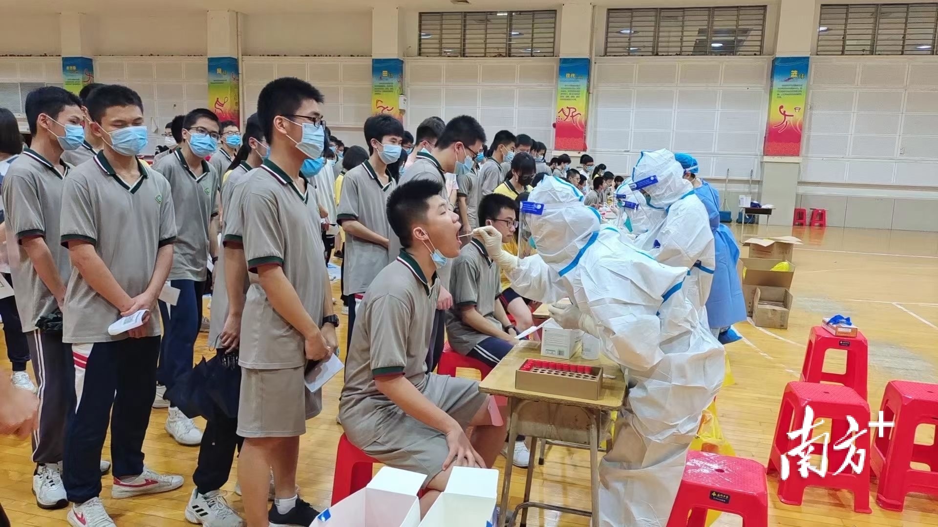 石门中学核酸检测现场。校方供图