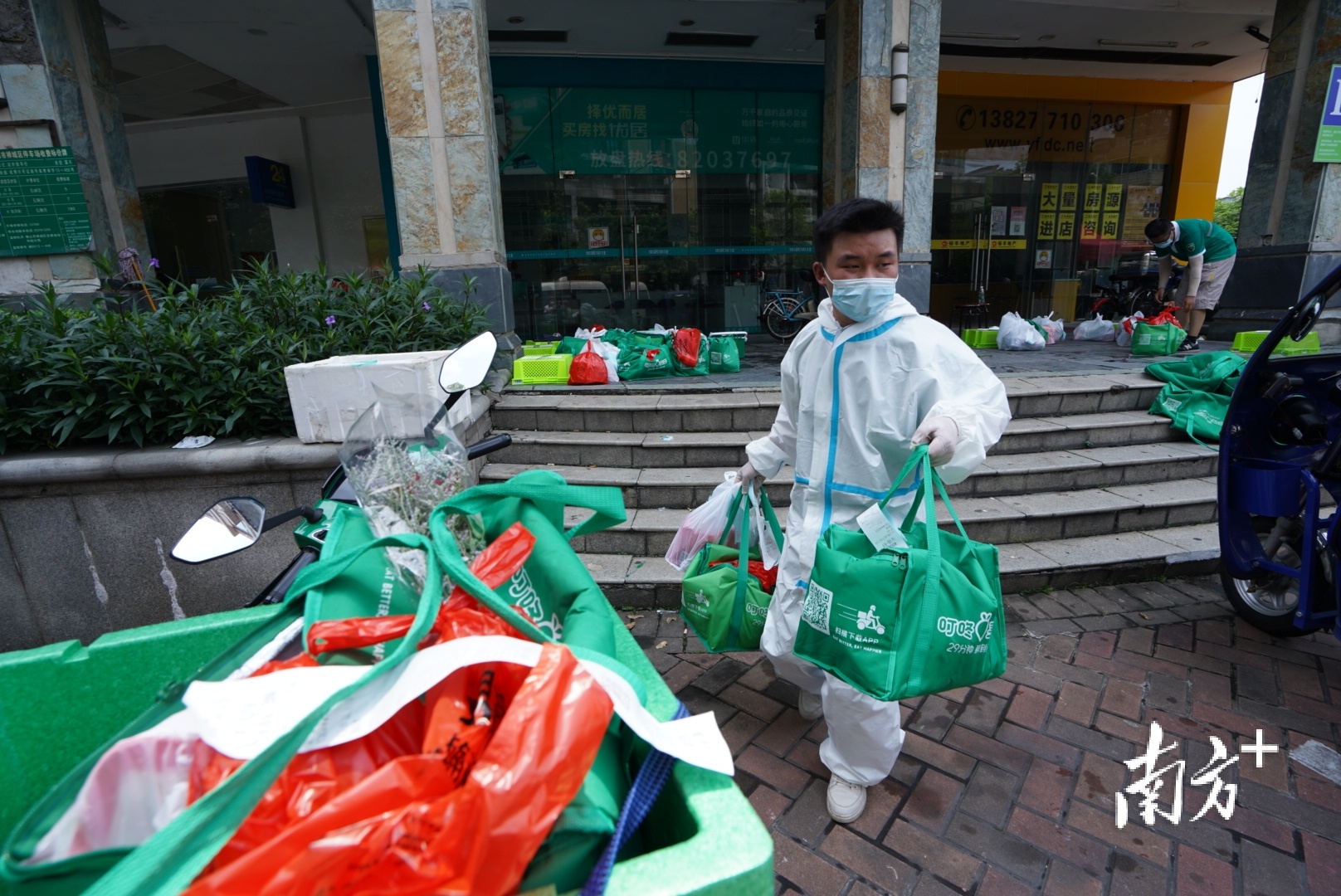 专人为小区居民提供生活物资“不接触配送”服务。南方日报记者 戴嘉信 摄 专人为小区居民提供生活物资“不接触配送”服务。南方日报记者 戴嘉信 摄