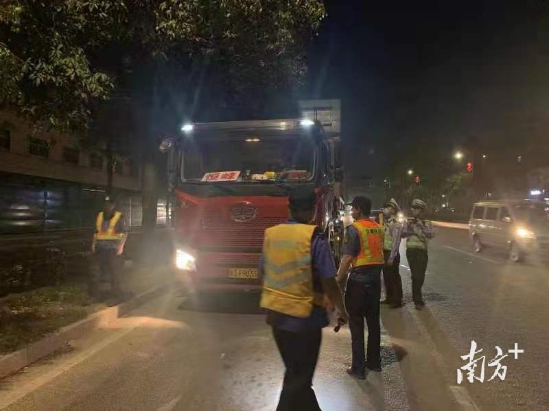 黄锦辉和公安部门人员联合执法。受访者提供