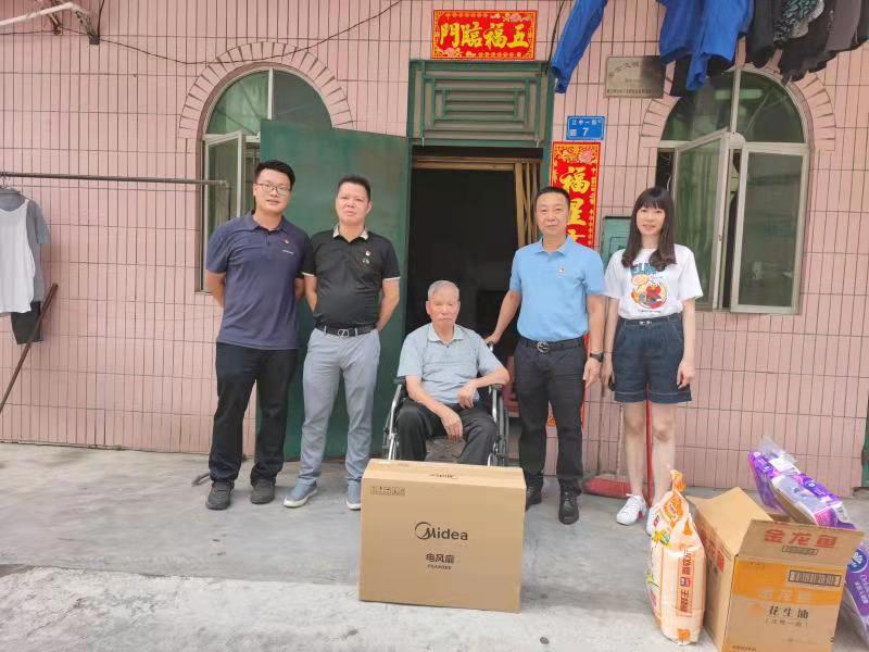 5月28日，黄江生态环境分局党支部走访慰问黄牛埔村困难村民。受访者供图