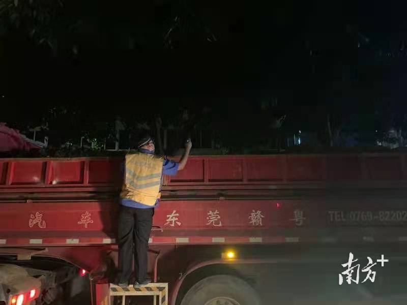 黄锦辉检查装泥箱。受访者提供