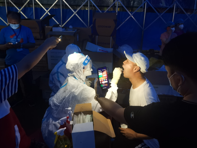 那一夜的灯光，都不及你亮眼