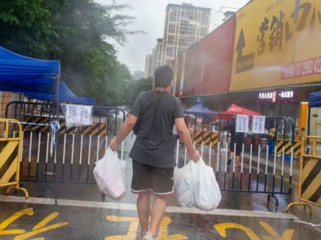 广钢新城这一幕刷屏，太戳心！