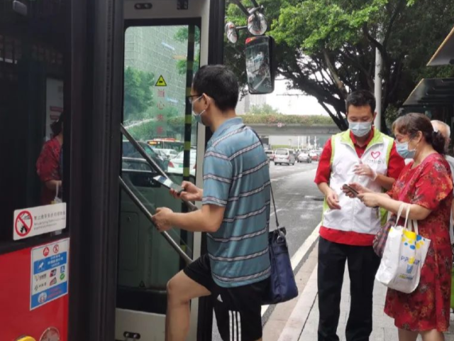 广州公交亮码出行，老人儿童打印并携带纸质版健康码即可乘车
