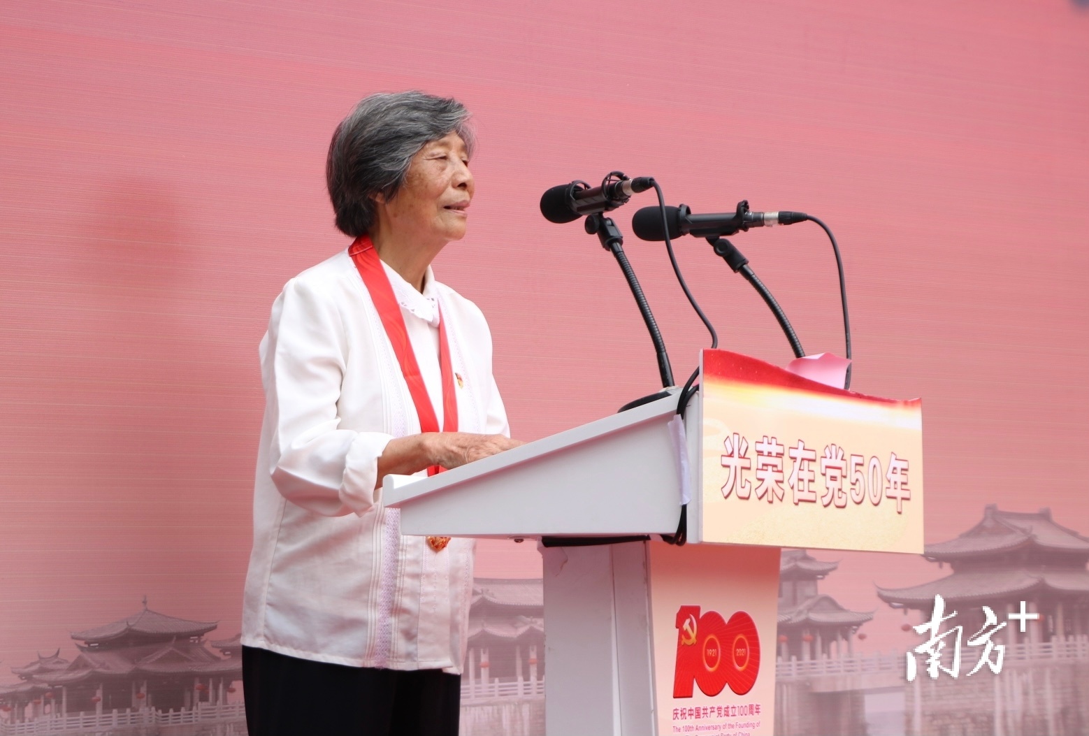 昌黎路小学退休教师陈佩珊是全国首批获颁“光荣在党50年”纪念章的优秀老党员之一。许钰敏 摄