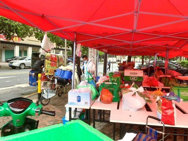 绿茵鸣苑小区门口的物资临时停放点