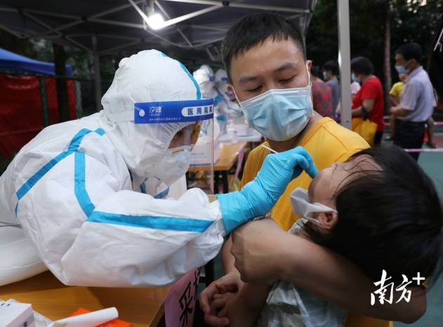 医护人员在为群众做核酸检测。 医护人员在为群众做核酸检测。