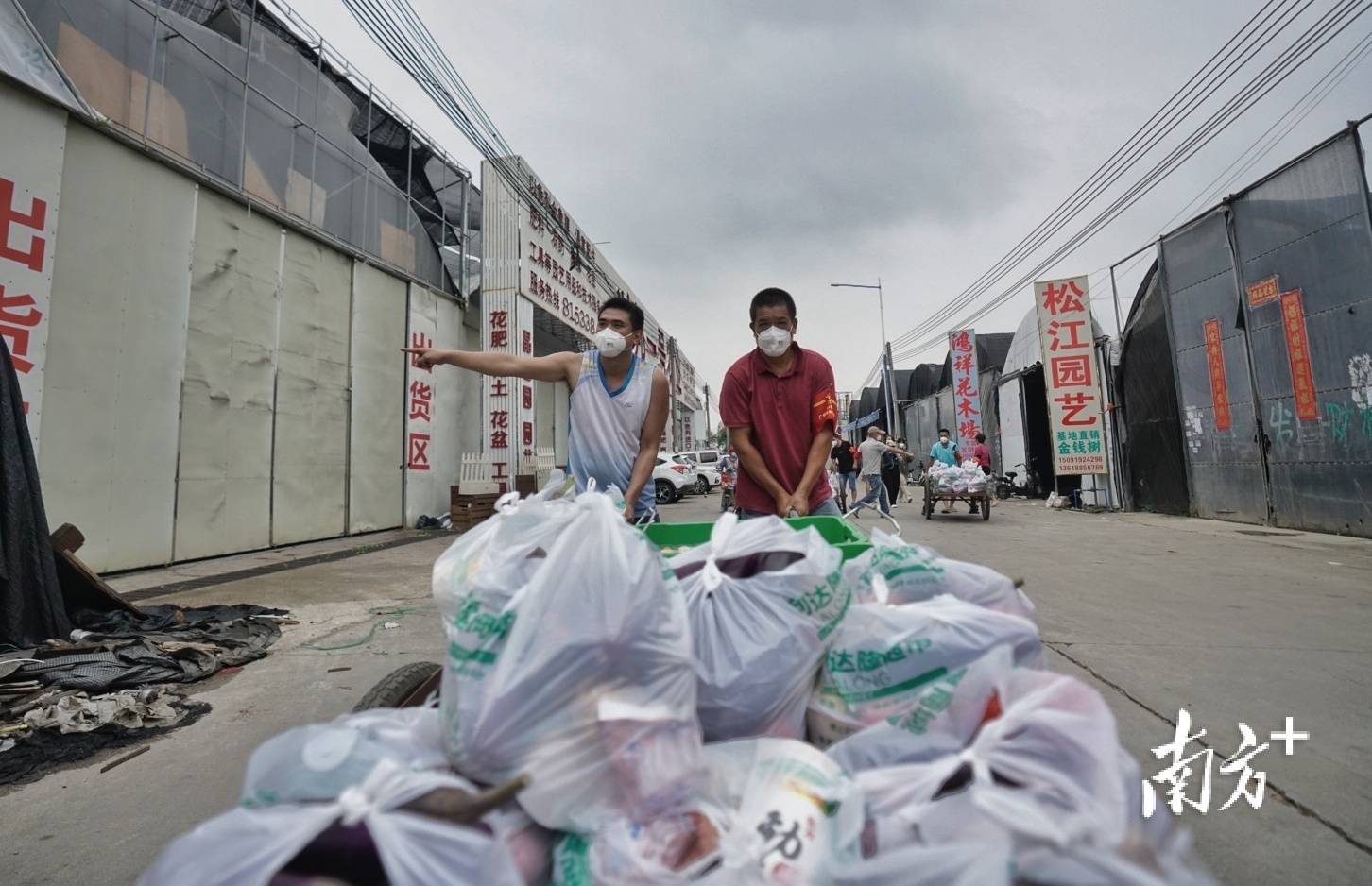 6月2日上午，荔湾区中南街海中北路，志愿者们推着推车准备将物资派发到居民手中。