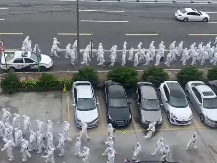 扛着红色队旗前进的“大白”队伍找到了！还带来了封闭区的消息