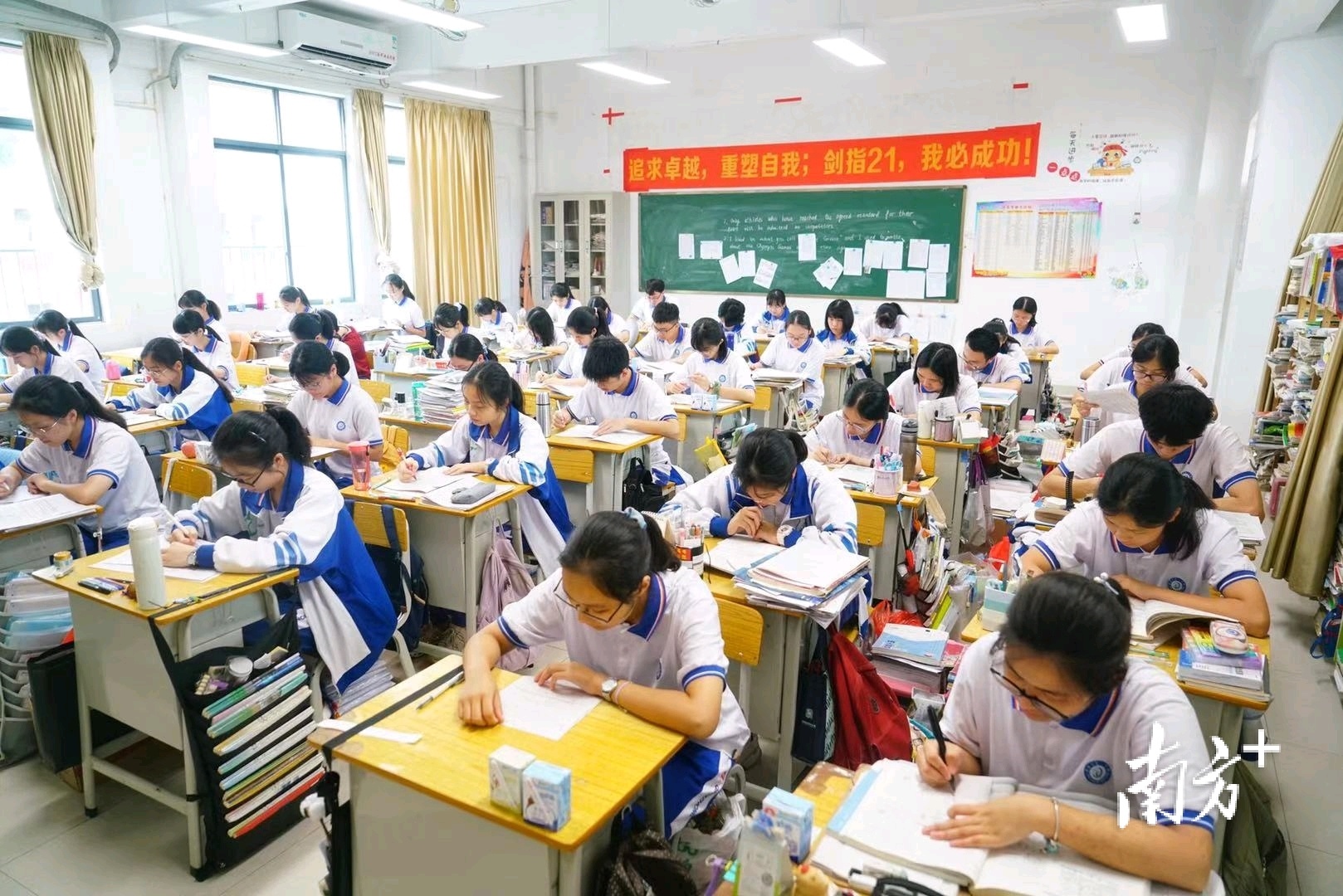 面向新高考，清远将实施三大创建行动 包括创建3-5所卓越高中，创建6-8所特色高中，推动1-2所民办高中建成为品牌民办学校。梁素雅 摄