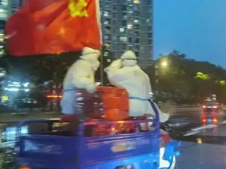 “打出党旗就知道，考验的时候到了”