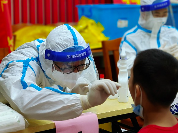 “硬核”援鄂ICU老兵，化身“慈爱”核酸采样员