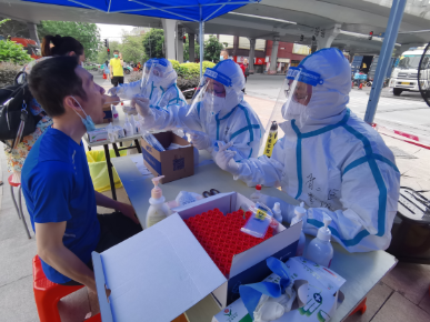 抗疫“夫妻档”：  最浪漫的事，就是与你并肩作战