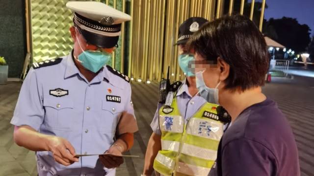 民警接力传递，将考生的身份证送进封闭管理区