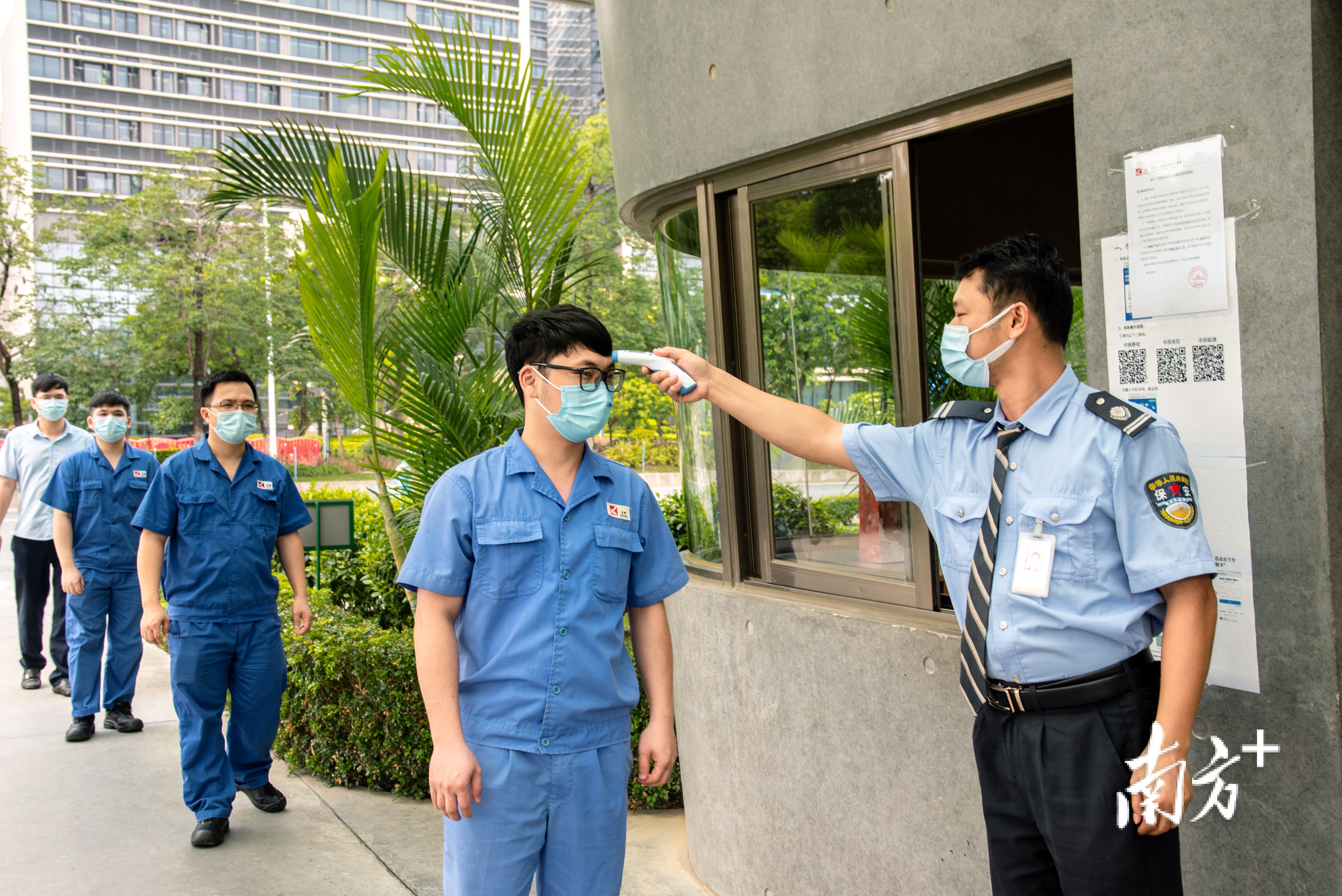 星联精密的员工正在接受入厂前的体温检测。企业供图