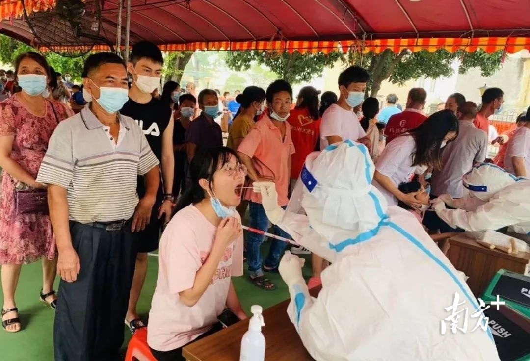 黄圃镇全员核酸检测工作现场。