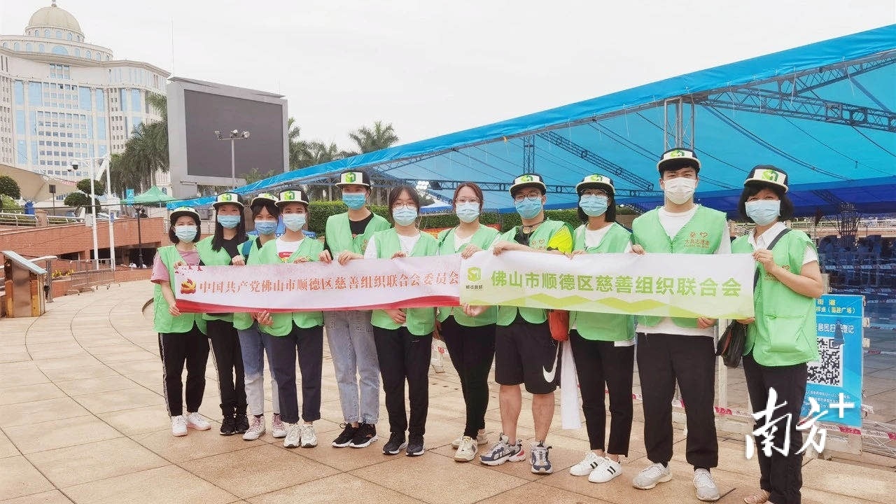 顺德慈联秘书处“团魂小队”在德胜广场开展志愿服务。张媛摄