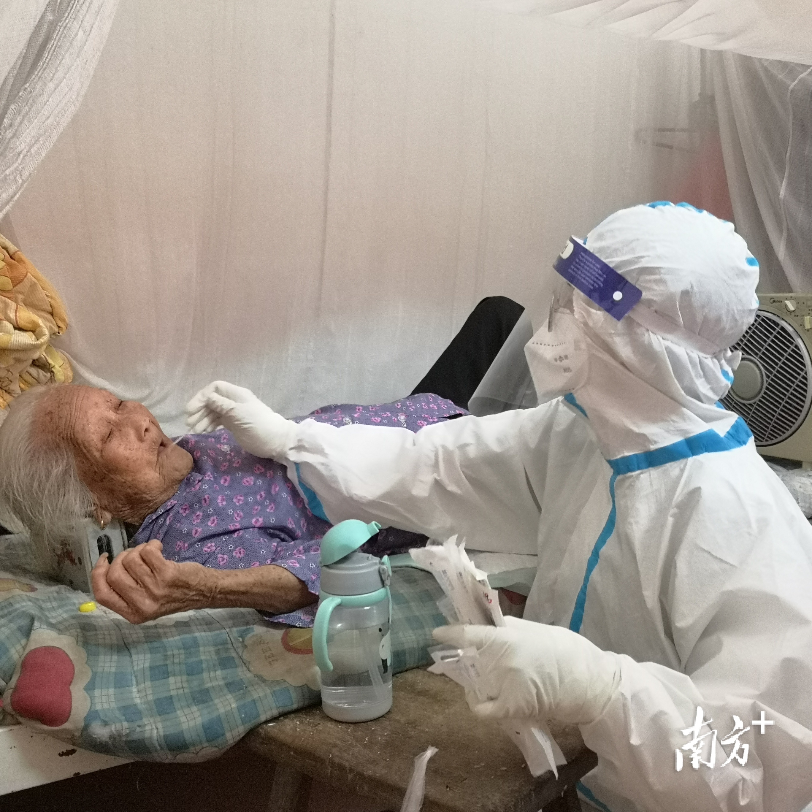 黄圃镇医护人员上门为行动不便的老人进行核酸检测。