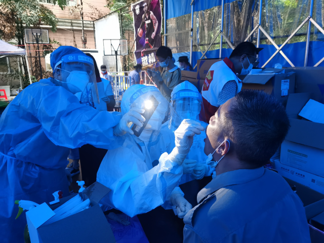 看到做核酸的学生，才想起自己高考的儿子