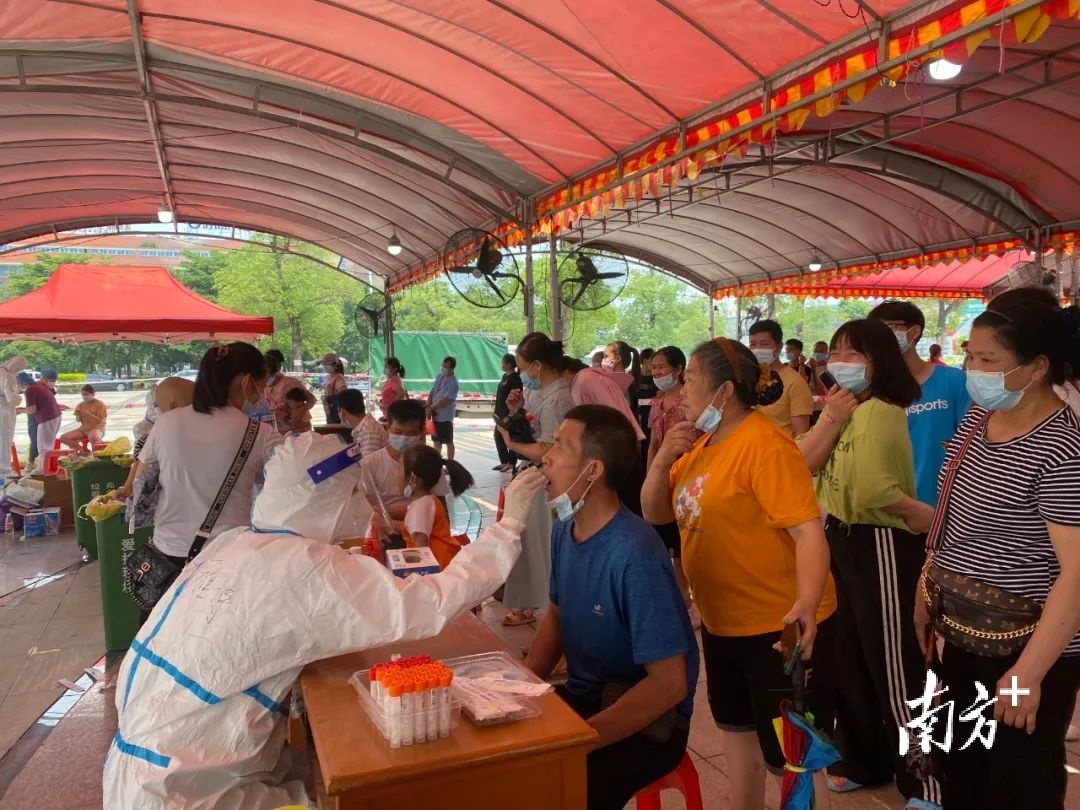 黄圃镇全员核酸检测工作现场。