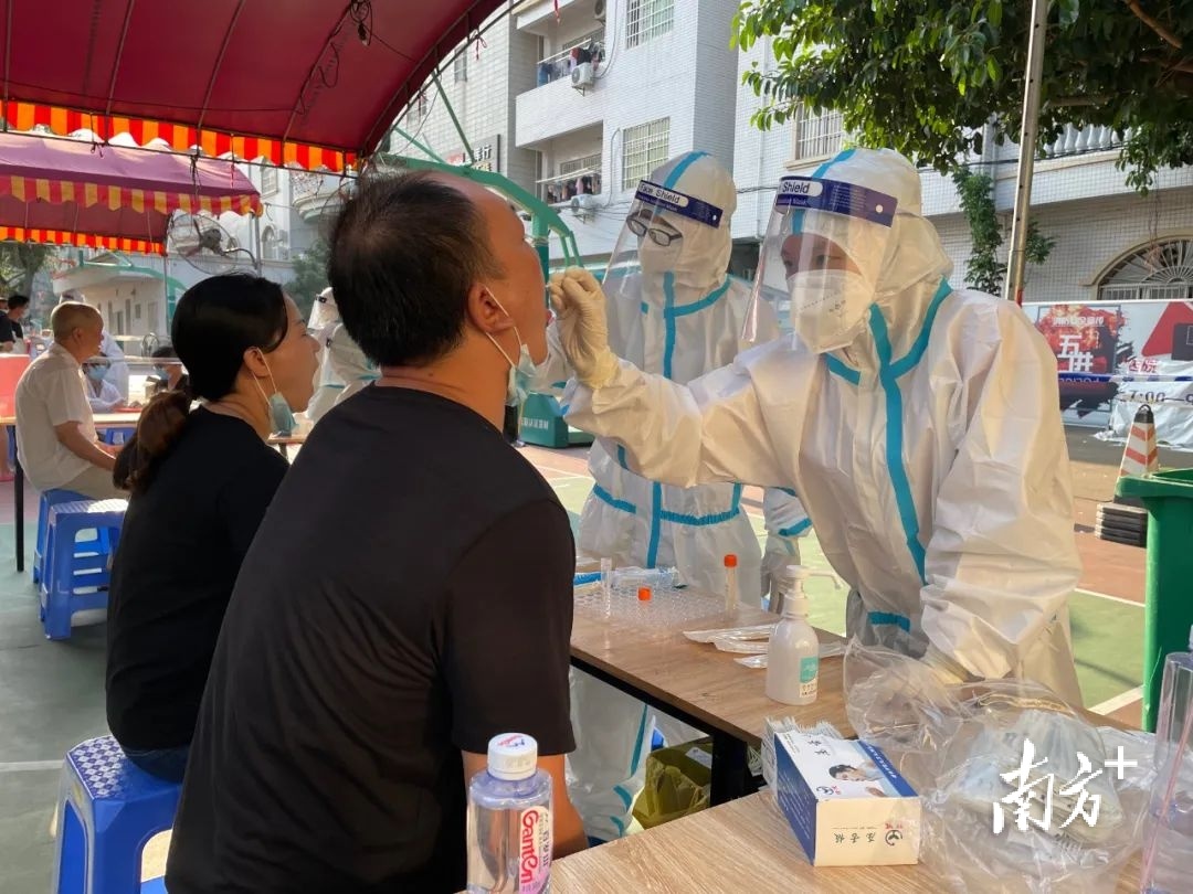 医护人员为市民进行检测采样。 医护人员为市民进行检测采样。