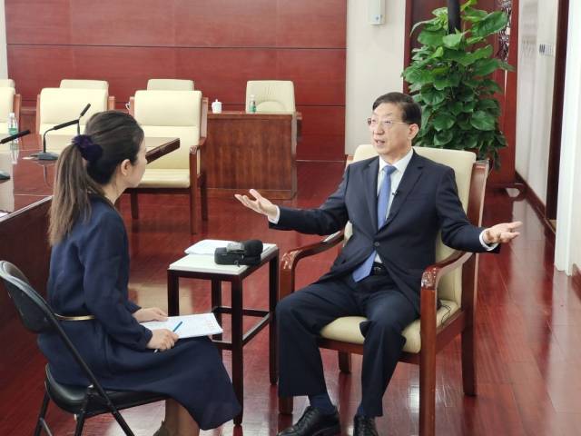 2021年6月6日,北京,国家卫生健康委副主任、国务院联防联控机制科研攻关组疫苗研发专班负责人曾益新接受新华社记者专访。 新华社记者 陈席元 摄 2021年6月6日,北京,国家卫生健康委副主任、国务院联防联控机制科研攻关组疫苗研发专班负责人曾益新接受新华社记者专访。 新华社记者 陈席元 摄