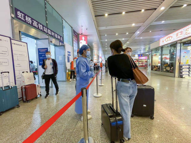 2021年5月29日,上海,旅客在上海虹桥火车站临时疫苗接种点向医务人员咨询。 新华社记者 黄安琪 摄 2021年5月29日,上海,旅客在上海虹桥火车站临时疫苗接种点向医务人员咨询。 新华社记者 黄安琪 摄