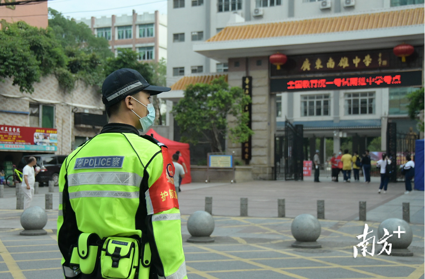 高考第一天，南雄市各部门井井有条地开展各项工作，为考生顺利考试保驾护航。李莹莹 黄未萍 摄