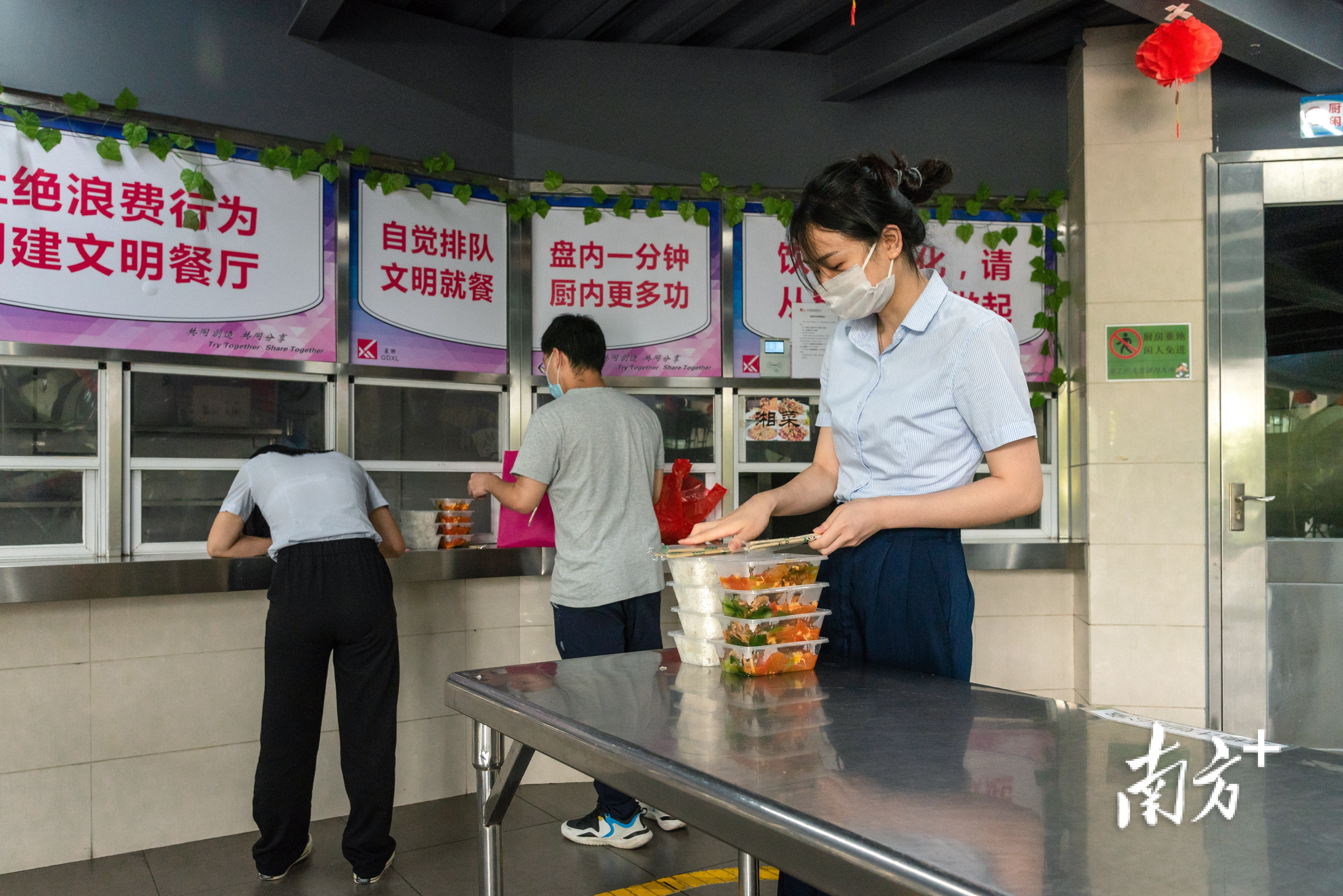 星联精密采取分餐制度，部门集中领取打包好的午餐，员工在各自工位上用餐。企业供图